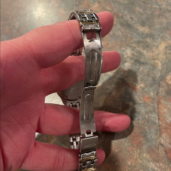 Seiko womens watch - silver and gold toned. High quality - excellent condition! - Picture 13 of 13